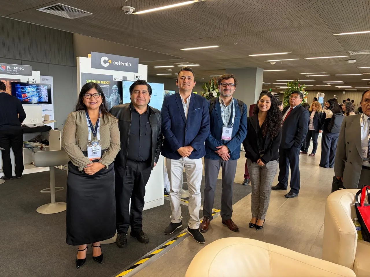 Grupo de personas de Think4Change en una reunión de operación, analizando información y trabajando en conjunto en un entorno industrial con foco y resolución