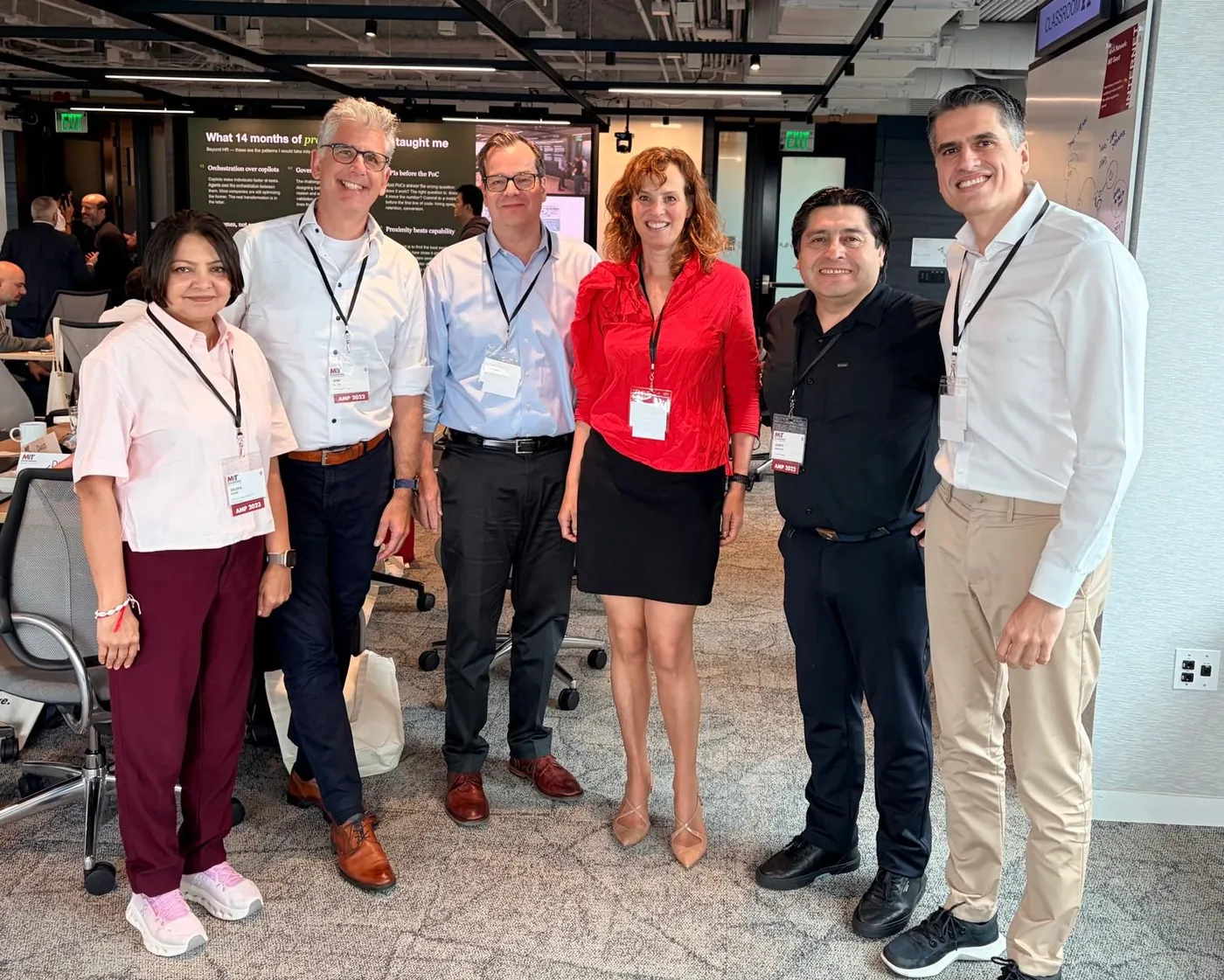 Equipo de Think4Change revisando una situación compleja en un contexto operativo, con una energía seria, atenta y orientada a responder rápidamente