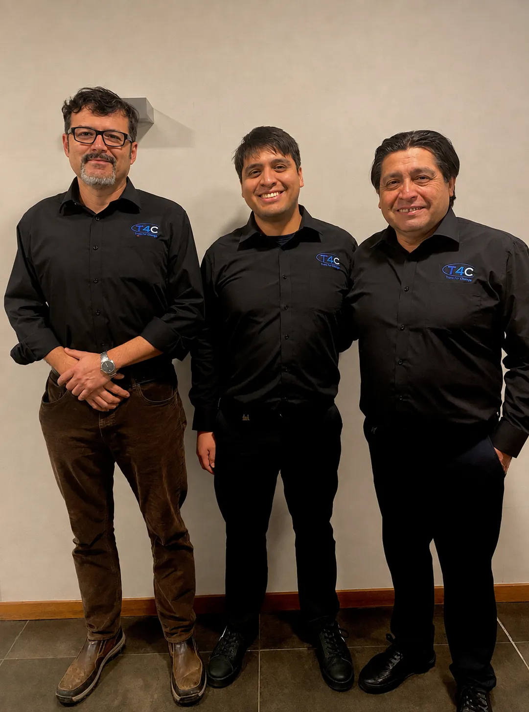 Fundadores de Think4Change conversando en un espacio de trabajo, con una atmósfera cercana, reflexiva y orientada a la acción
